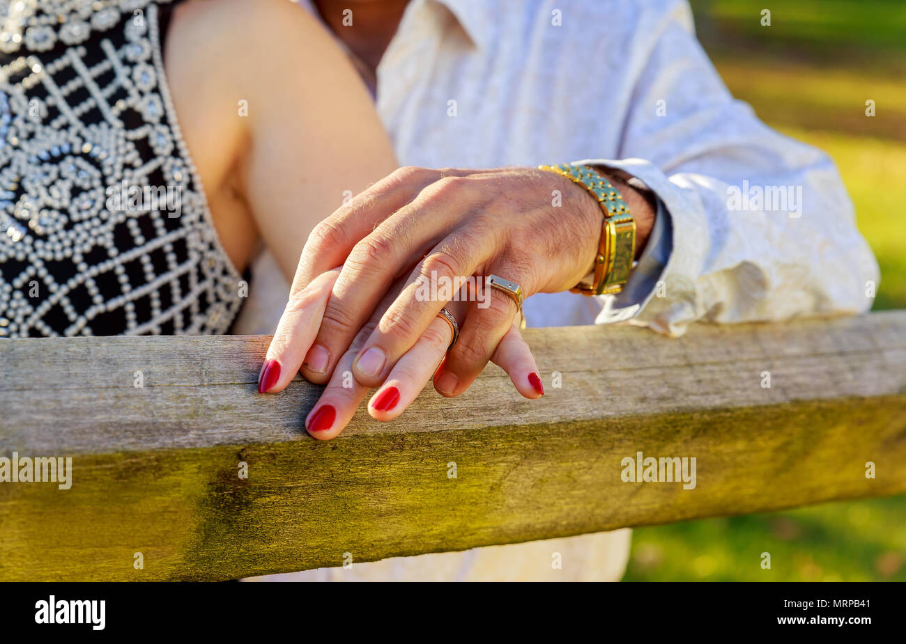 Leute, Urlaub, Engagement und Liebe Konzept - Nahaufnahme der Verlobten Hände mit Diamond Ring über Feiertage lichter Hintergrund Stockfoto