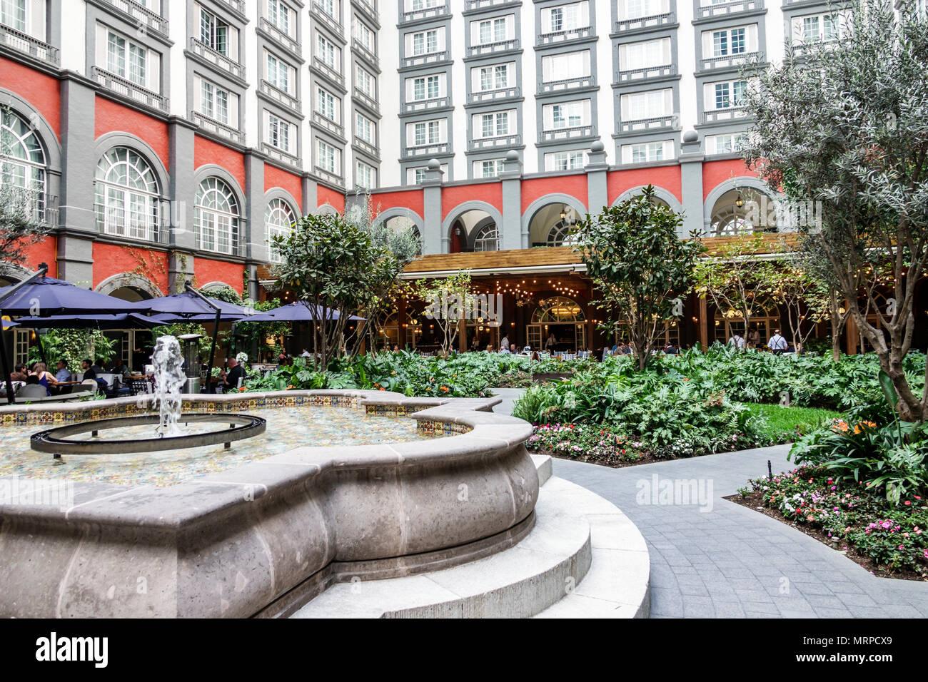 Mexiko-Stadt, Colonia Cuauhtemoc, lateinamerikanische lateinamerikanische ethnische Minderheit, Immigranten, Mexikaner, vier Wassersöhne im Meer, Hotel, zentraler Innenhof, usw. Stockfoto