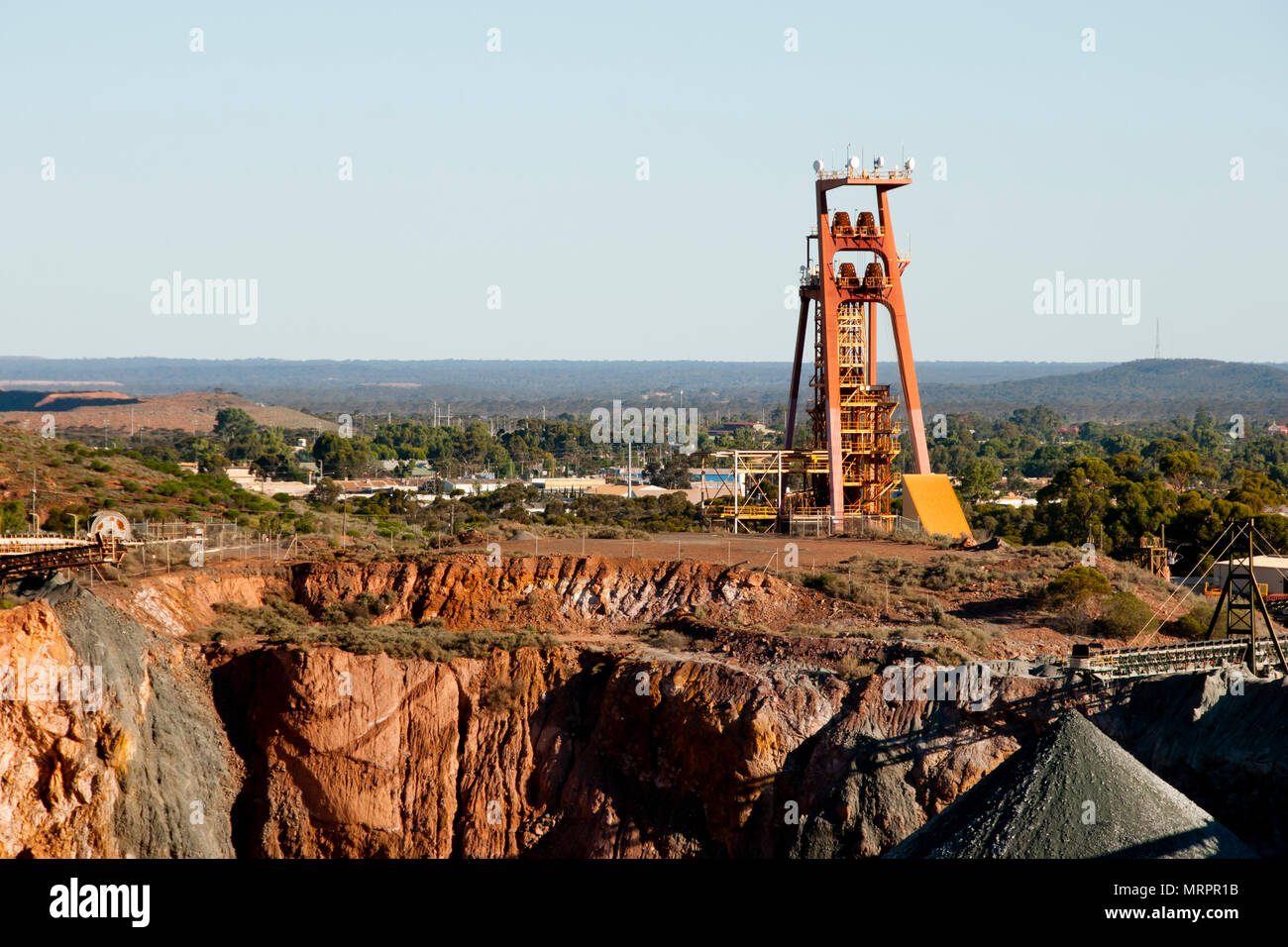 Alte Grube mit Metallschaft Frame Stockfoto