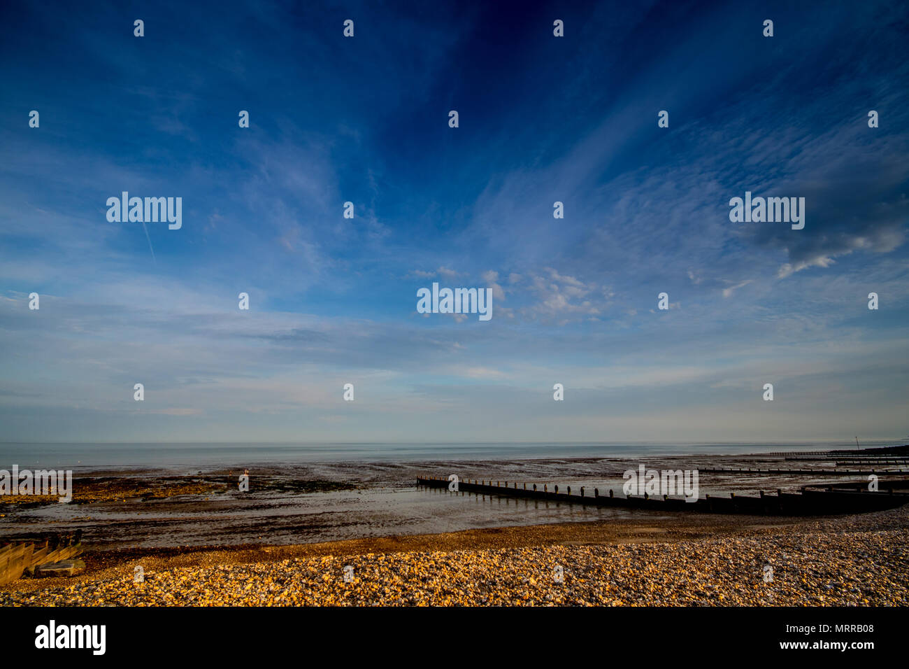 Buhnen bei Ebbe auf einen Kiesstrand in West Sussex, UK Stockfoto