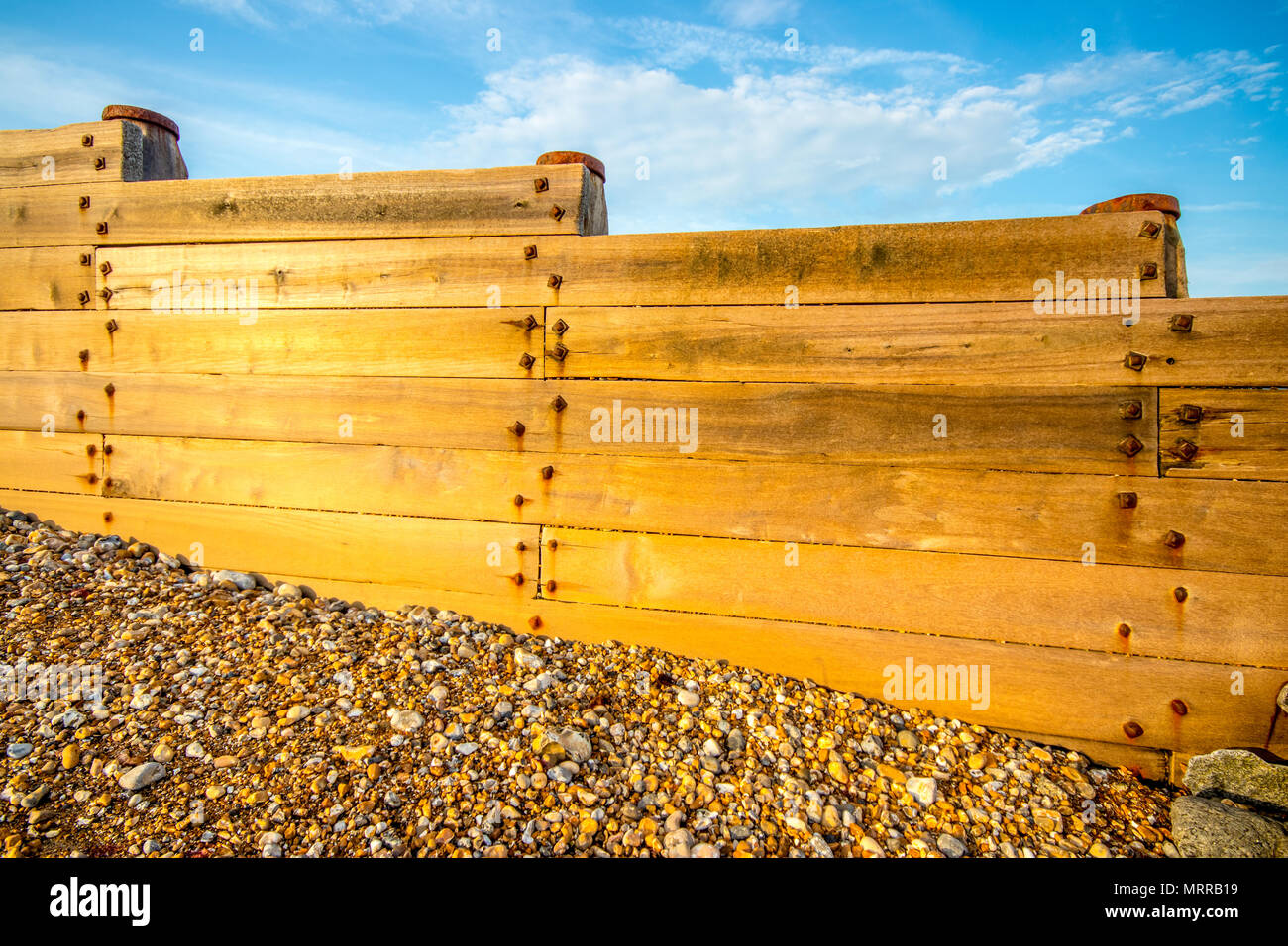 Buhnen bei Ebbe auf einen Kiesstrand in West Sussex, UK Stockfoto