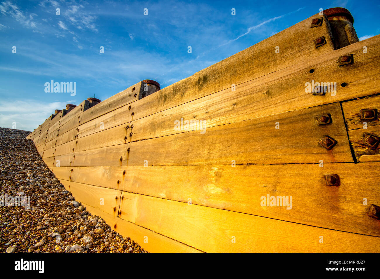 Buhnen bei Ebbe auf einen Kiesstrand in West Sussex, UK Stockfoto