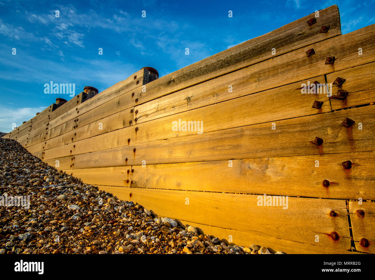 Buhnen bei Ebbe auf einen Kiesstrand in West Sussex, UK Stockfoto