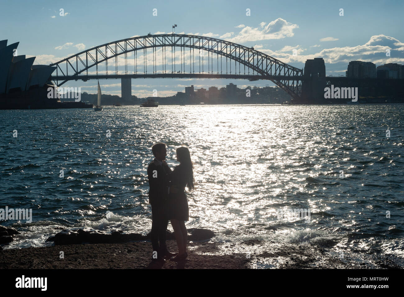 11.05.2018, Sydney, New South Wales, Australien - ein Paar steht bei Frau der Macquarie Point mit der Sydney Harbour Bridge im Hintergrund. Stockfoto