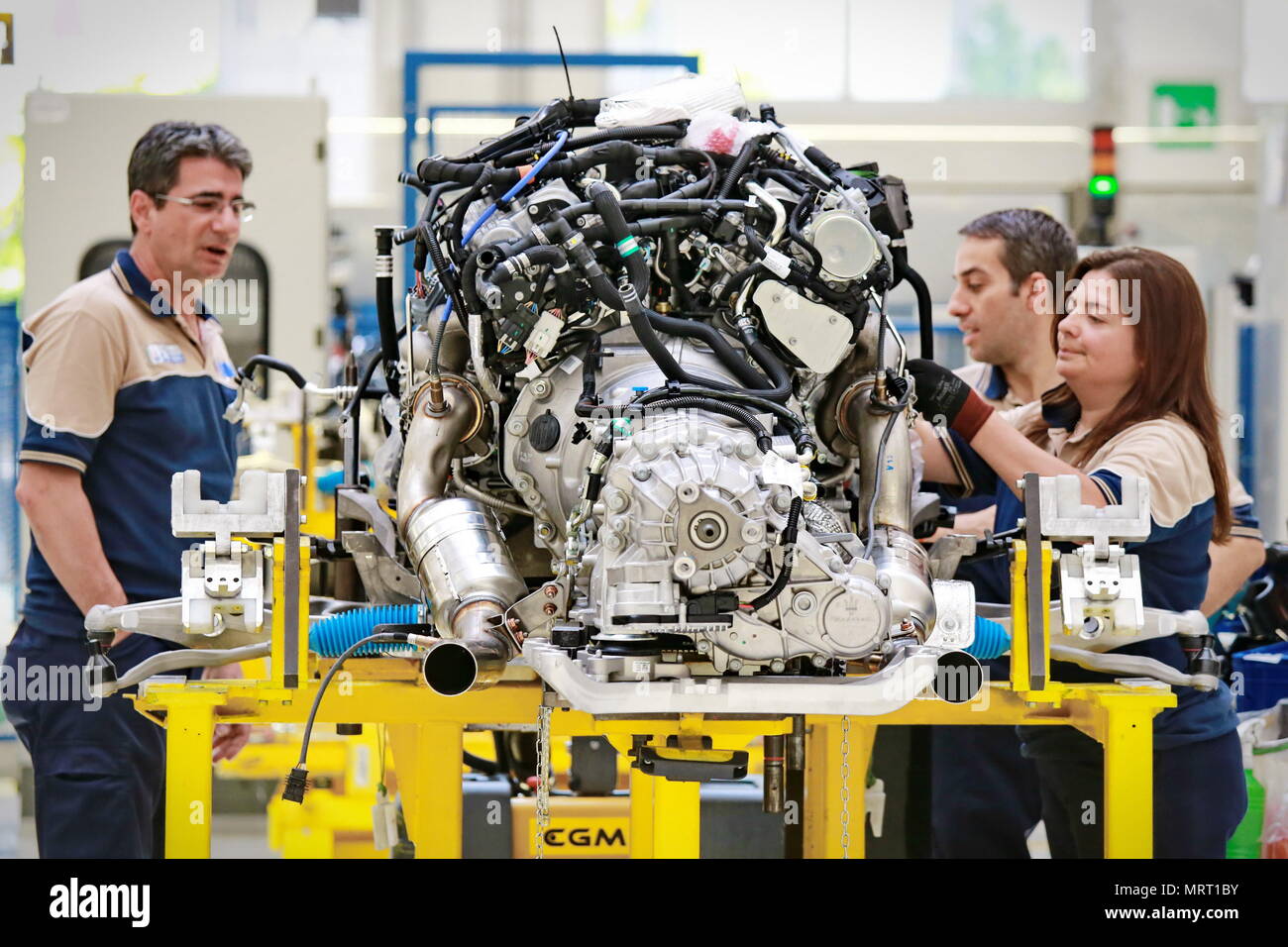 Automobilproduktionslinie mit unfertigen Autos in einer Reihe im Werk Maserati. Stockfoto