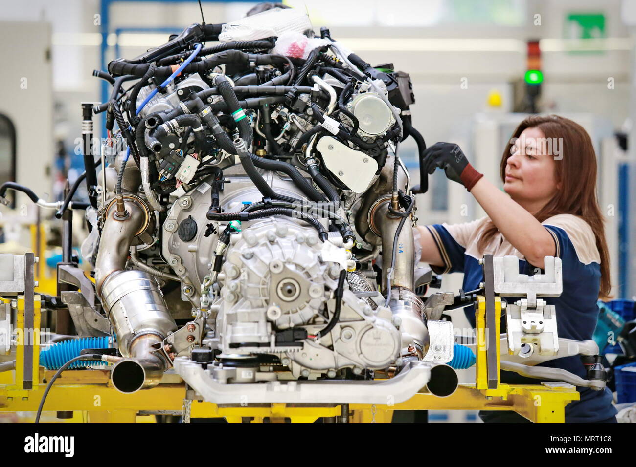 Automobilproduktionslinie mit unfertigen Autos in einer Reihe im Werk Maserati. Stockfoto
