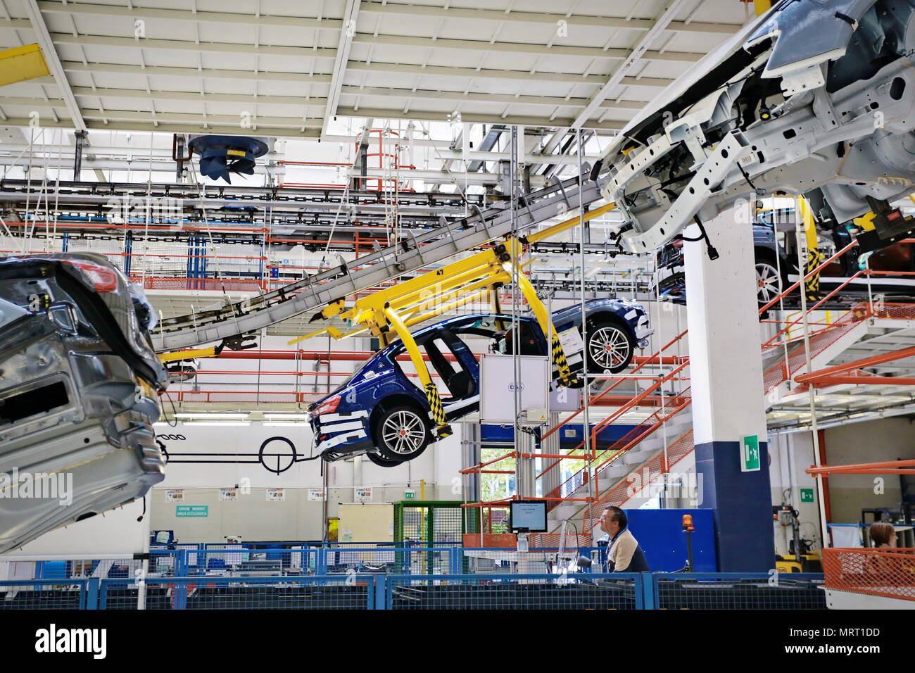 Automobilproduktionslinie mit unfertigen Autos in einer Reihe im Werk Maserati. Stockfoto