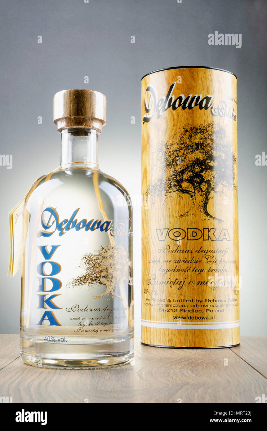 Debowa Vodka mit Holz- auf verlaufshintergrund Griff isoliert Stockfotografie