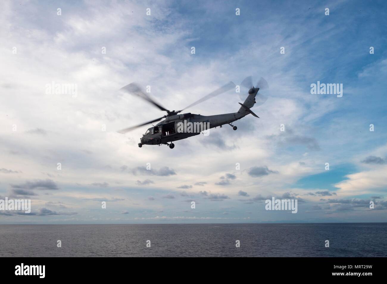 170626-N-PD 309-126 CEBU STRAIT, Philippinen (26. Juni 2017) Segler, die 'Platzhalter' der Hubschrauber Meer Combat Squadron 23 Fliegen einem MH-60S Seahawk während deck Landung Qualifikationen an Bord Littoral Combat Ship USS Coronado (LCS 4). Die US-amerikanischen und philippinischen Marine leiten eine koordinierte Bekämpfung der Piraterie Patrol maritime Commerce zu schützen und die Sicherheit im Seeverkehr in der Region verbessern, indem die beiden Marinen' Fähigkeit, transnationale Kriminelle und Terror Aktivität zu reagieren. (U.S. Marine Foto von Mass Communication Specialist 3. Klasse Deven Leigh Ellis/Freigegeben) Stockfoto