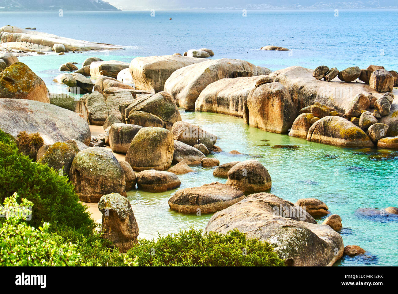 Boulders Beach ist einen geschützten Strand, Buchten zwischen Granitfelsen, aus dem der Name stammt. Es ist in der Cape Peninsula, n Stockfoto