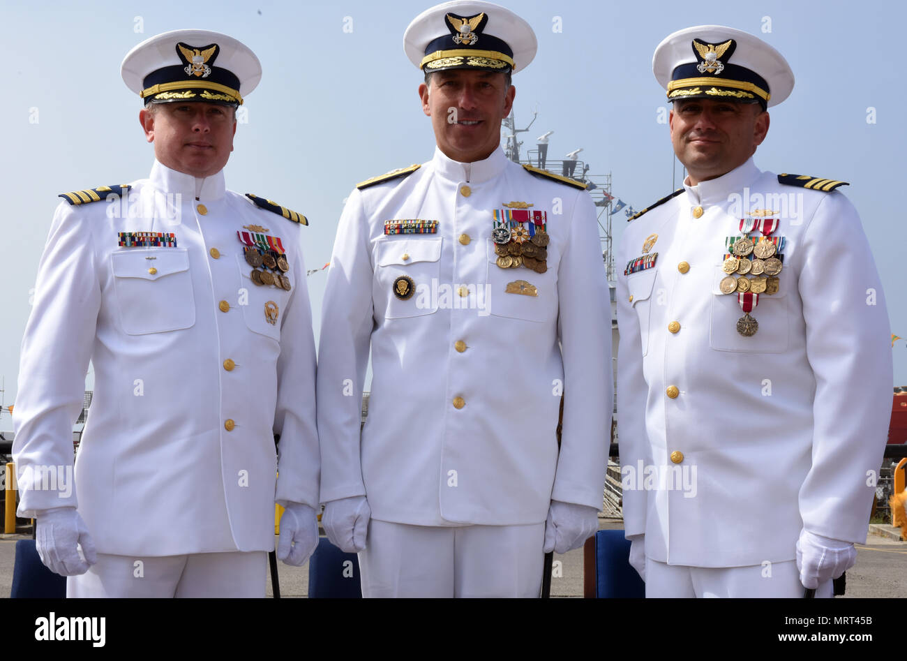 Im Bild (von links nach rechts) Cmdr. Christofer L. Deutsch, die eingehenden kommandierender Offizier der Coast Guard Cutter aktiv, hintere Adm. Pat DeQuattro, Pazifischer Raum Stellvertretender Kommandant und Cmdr. Benjamin D. Berg, der ehemalige Kommandeur der Aktiven, auf der Bühne während eines Change-of-Befehl Zeremonie an der Coast Guard Air Station Port Angeles, Washington, 30. Juni 2017 statt. Deutsch war zuvor als Executive Officer der Coast Guard Cutter Mellon, einem hohen - Endurance cutter Home - in Seattle portiert zugeordnet. U.S. Coast Guard Foto von Petty Officer 2. Klasse Ali Flockerzi. Stockfoto