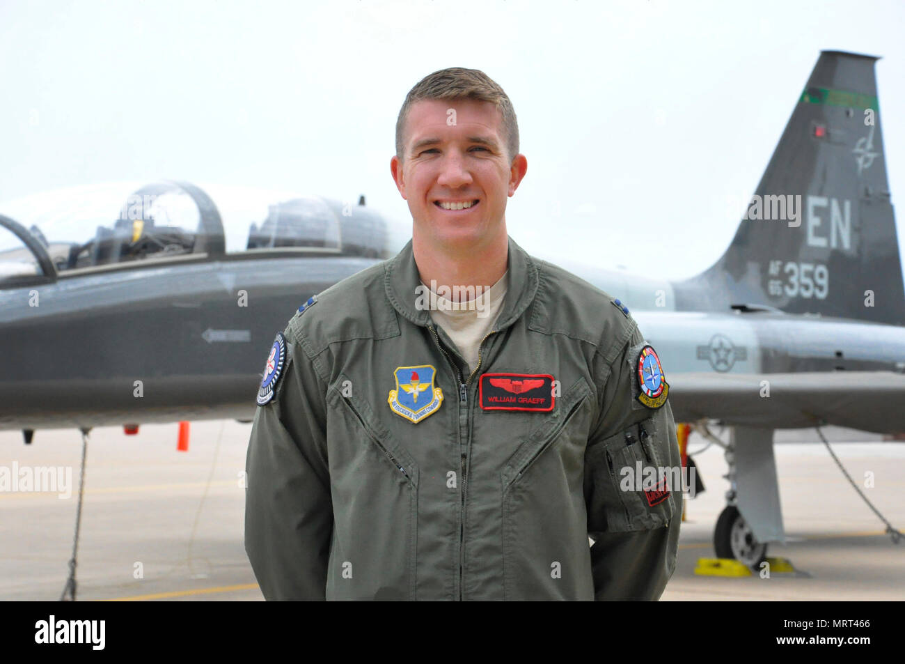 Euro-NATO Joint Jet Pilot Training der Kapitän wird 'Wildschwein' Graeff, 88th Flying Training Squadron Executive Officer, ist wie Thunderbird 2 für die US Air Force Antenne Demonstration Squadron für die Saisons 2018-2019 ausgewählt. Als Thunderbird, Graeff reisen werden ca. 200 Tage im Jahr für zwei Jahre, die Durchführung und Ausführung von Manövern, die die Fähigkeiten der Luftwaffe das Hochleistungs-Flugzeugen und dem Grad der Qualifikation erforderlich ist, um sie zu bedienen. Er wird den Zuschauern demonstrieren die Fähigkeiten der F-16 Fighting Falcon mit Manöver wie der Diamant, ein legendar Stockfoto