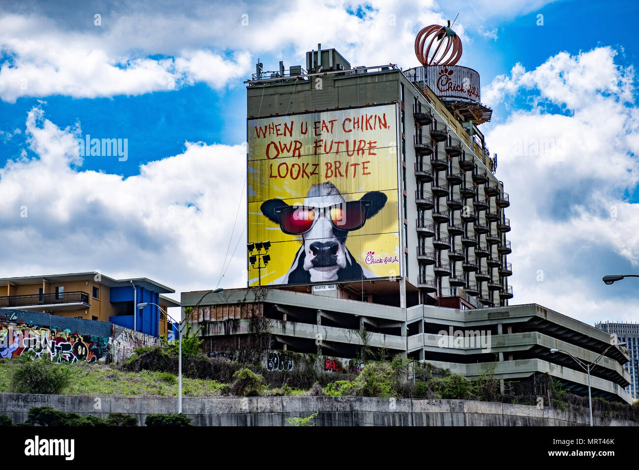 Küken-fil-ein Kühe Plakatwand in der Innenstadt von Atlanta entfernt. [Fuji X-E3, 18-55 mm, ISO 200, Ä/4, 1/2400] Stockfoto