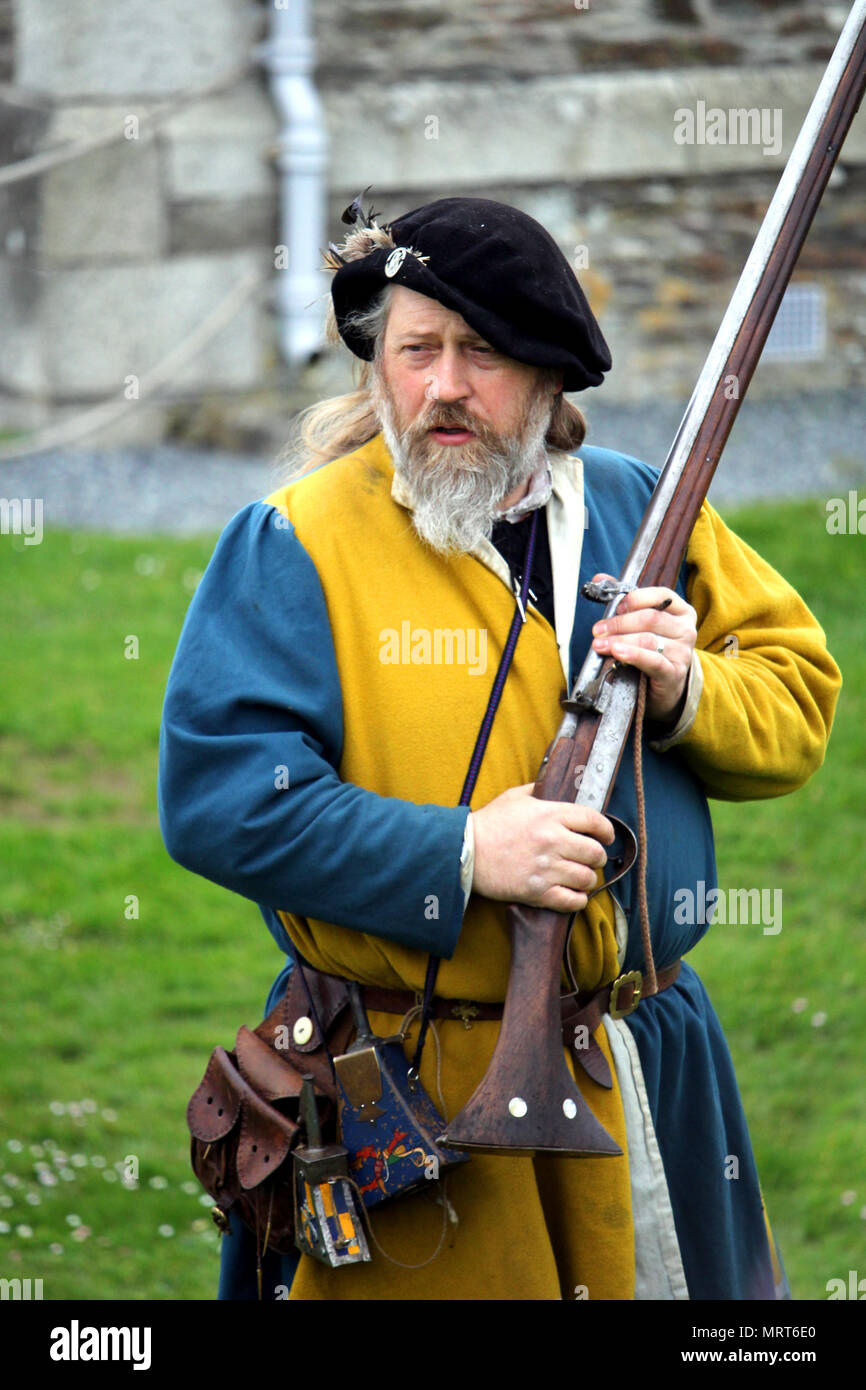 Falmouth, Cornwall, Großbritannien - 12 April 2018: Historische militärische re-Enactor gekleidet in Bleu und gelb Tudor Kleidung mit Leder- Ausstattung mit einer Arbeitsgruppe Stockfoto