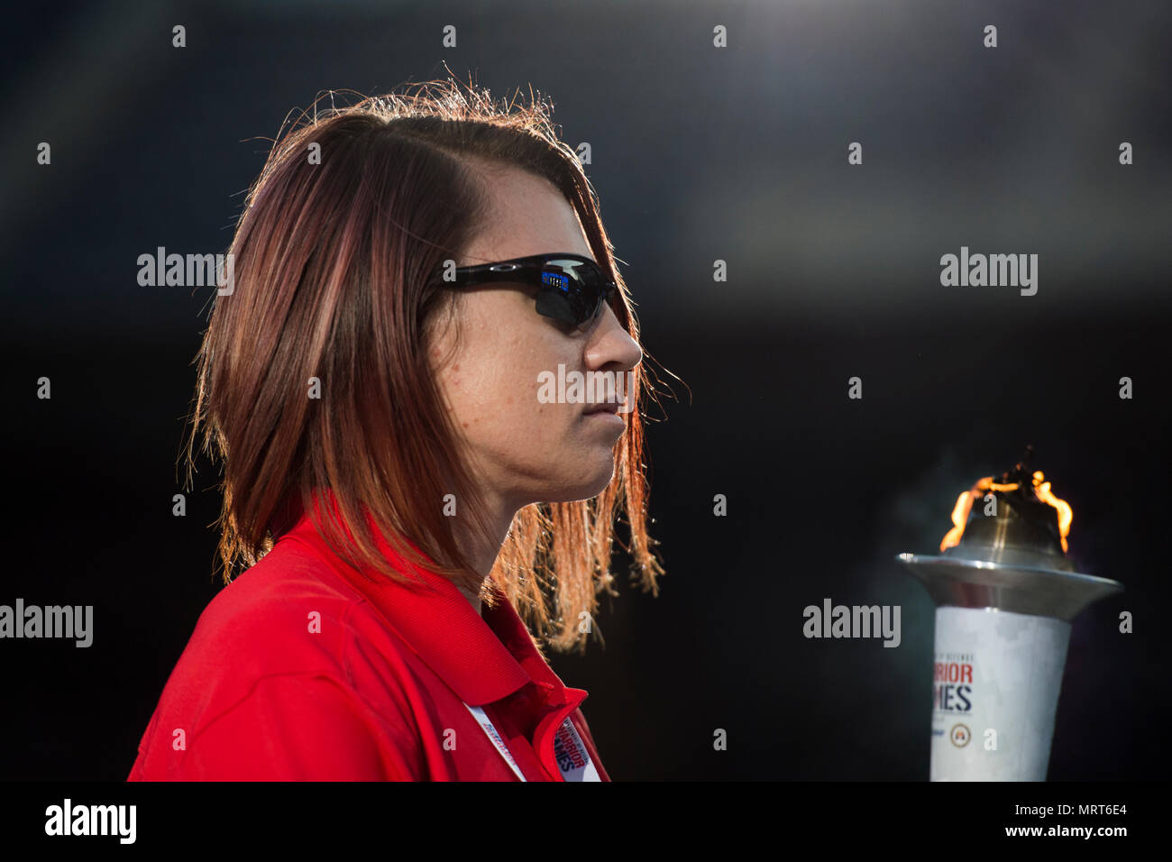 Marine Corps veteran Sarah Seitenruder trägt die Abteilung 2017 der Verteidigung Krieger spiele Taschenlampe in Soldier Field in Chicago Juli 1, 2017. Der DoD-Krieger Spiele sind eine jährliche Veranstaltung, die Verwundeten, Kranken und Verletzten service Mitglieder und Veteranen im paralympischen Sport zu konkurrieren - Stil. (DoD Foto von EJ Hersom) Stockfoto