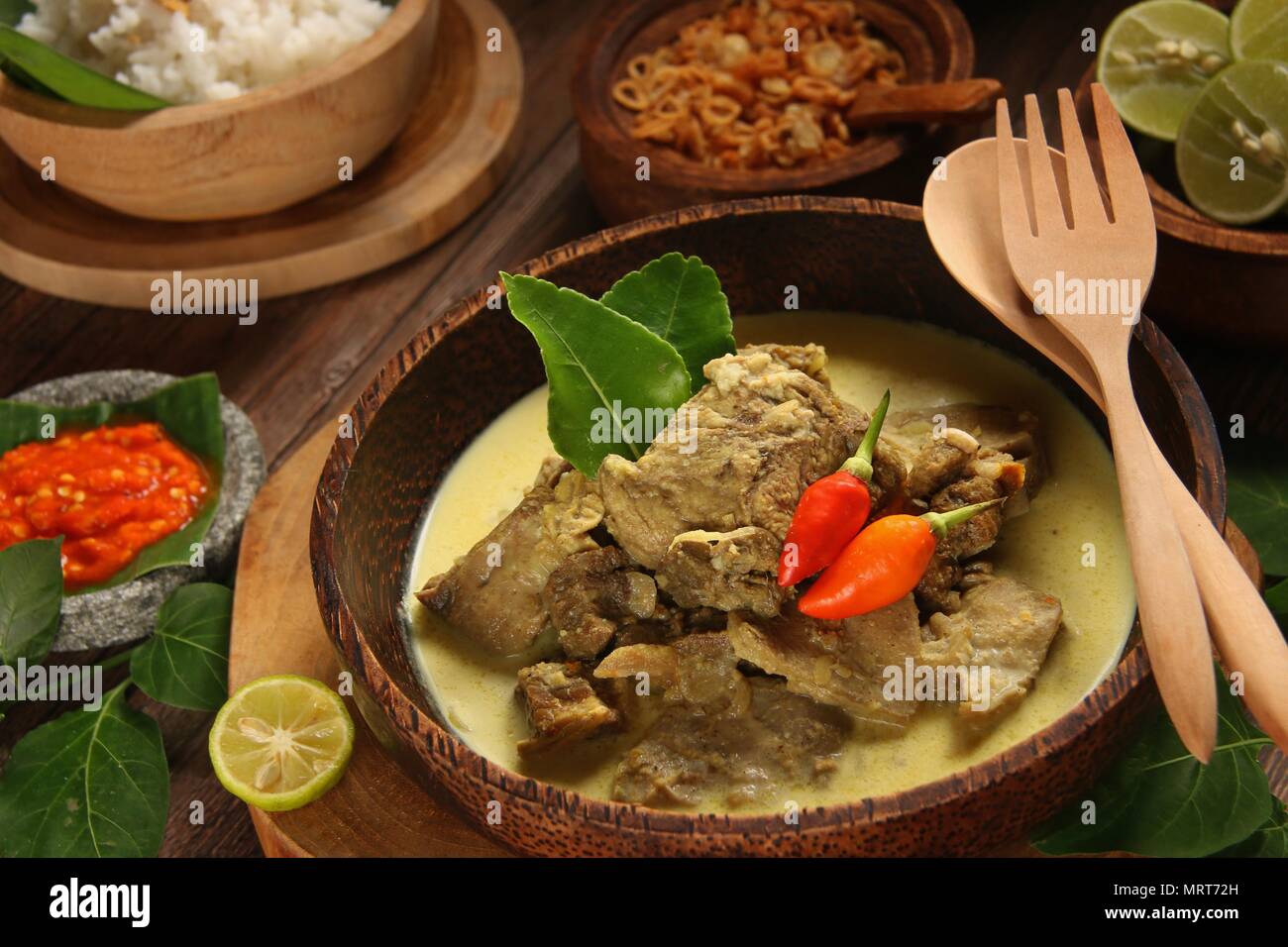 Gulai Kambing. Traditionellen javanischen Hammel Suppe Curry. Stockfoto