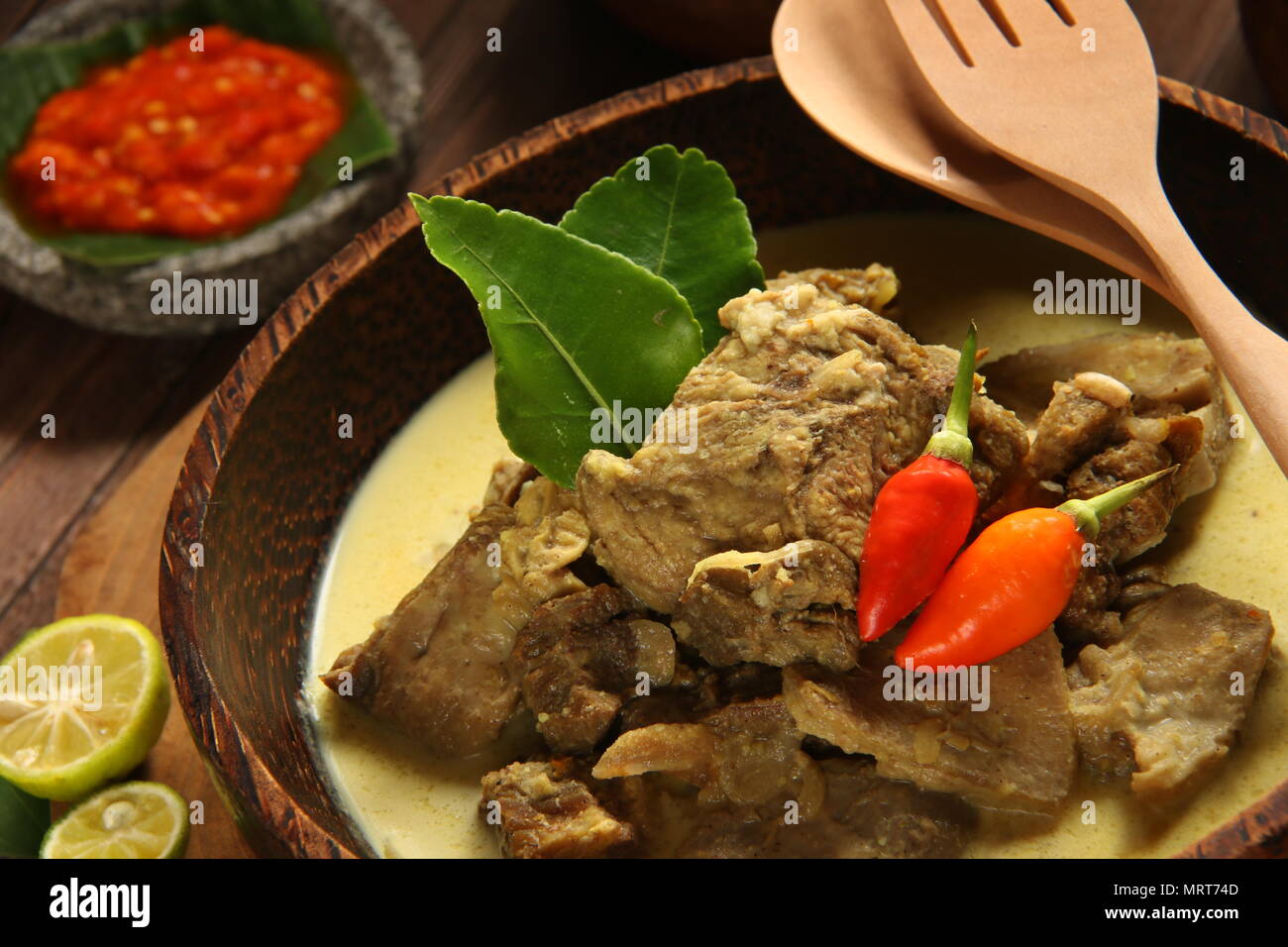 Gulai Kambing. Traditionellen javanischen Hammel Suppe Curry. Stockfoto