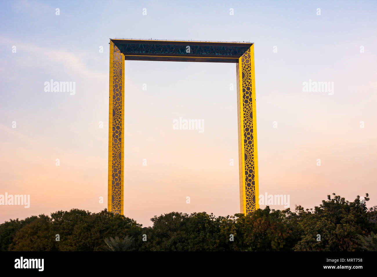 Dubai, Vereinigte Arabische Emirate, 11. Februar 2018: Dubai Frame Gebäude mit Palmen bei Sonnenuntergang. Der 150 Meter hohe und 93 Meter breite Stockfoto