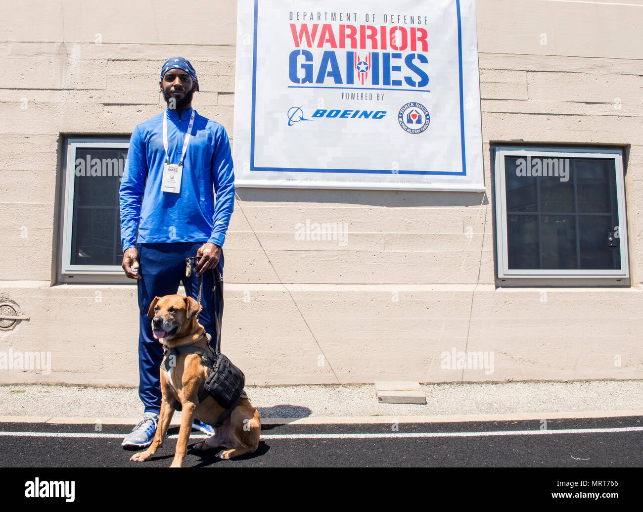 Us Air Force veteran Anthony Pearson, ein ehemaliger Finanz- und comptroller Truppe aus Kolumbien, S.C., und service Hund Rocky posieren für ein Foto nach Titel Praxis an der Lane Tech, Chicago, Illinois, während der 2017 Krieger Spiele, 1. Juli 2017. Pearson ist auch Mitglied von Team Luftwaffe Radfahren und Rollstuhl basketball Mannschaften, die in den Spielen. (U.S. Air Force Foto: Staff Sgt. Keith James) Stockfoto