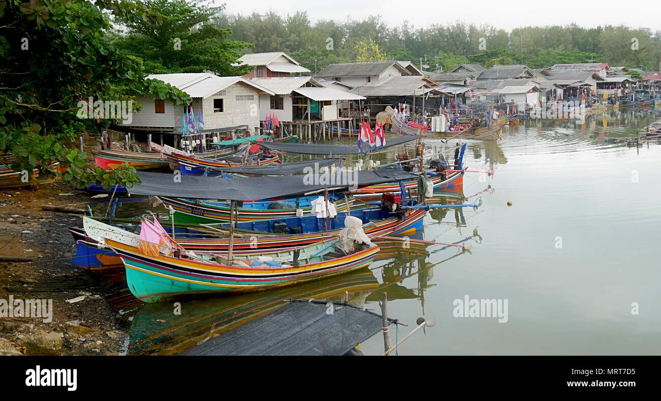 NARATHIWAT, THAILAND – MÄRZ 2016: Fischerdörfer über den Fluss Stockfoto