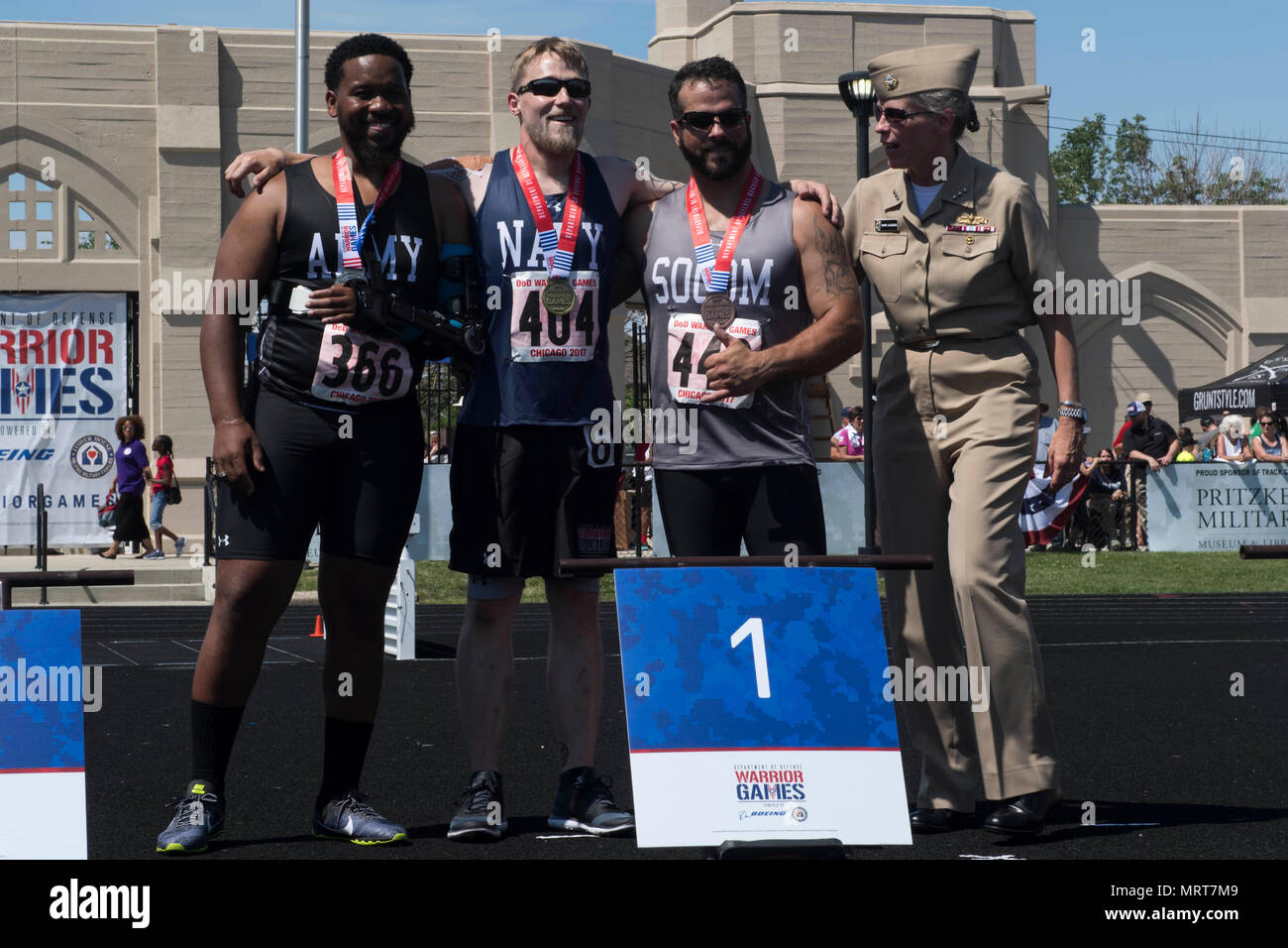 170702-N-CU914-086 CHICAGO (2. Juli 2017) – im Ruhestand Maschinist Mate 2. Klasse Joseph Engfer, gebürtig aus Ranchester, Wyoming, und 2017 Krieger Spiele Team Marine erhält eine Goldmedaille von Vice Admiral Mary M. Jackson, Kommandant, Marine Installationen Befehl, nach den ersten Platz in eine Laufveranstaltung bei Lane Field. Team Marine besteht aus Athleten aus Navy Verwundeten Krieger - Safe Harbor, alleinige Organisation der Marine für die Koordination der nicht-medizinische Versorgung von Ernst verletzt, krank, und verletzte Segler und Küste Mitglieder, Bereitstellung von Ressourcen zu schützen und ihre Familien zu unterstützen. (U.S. Navy Photo von Stockfoto