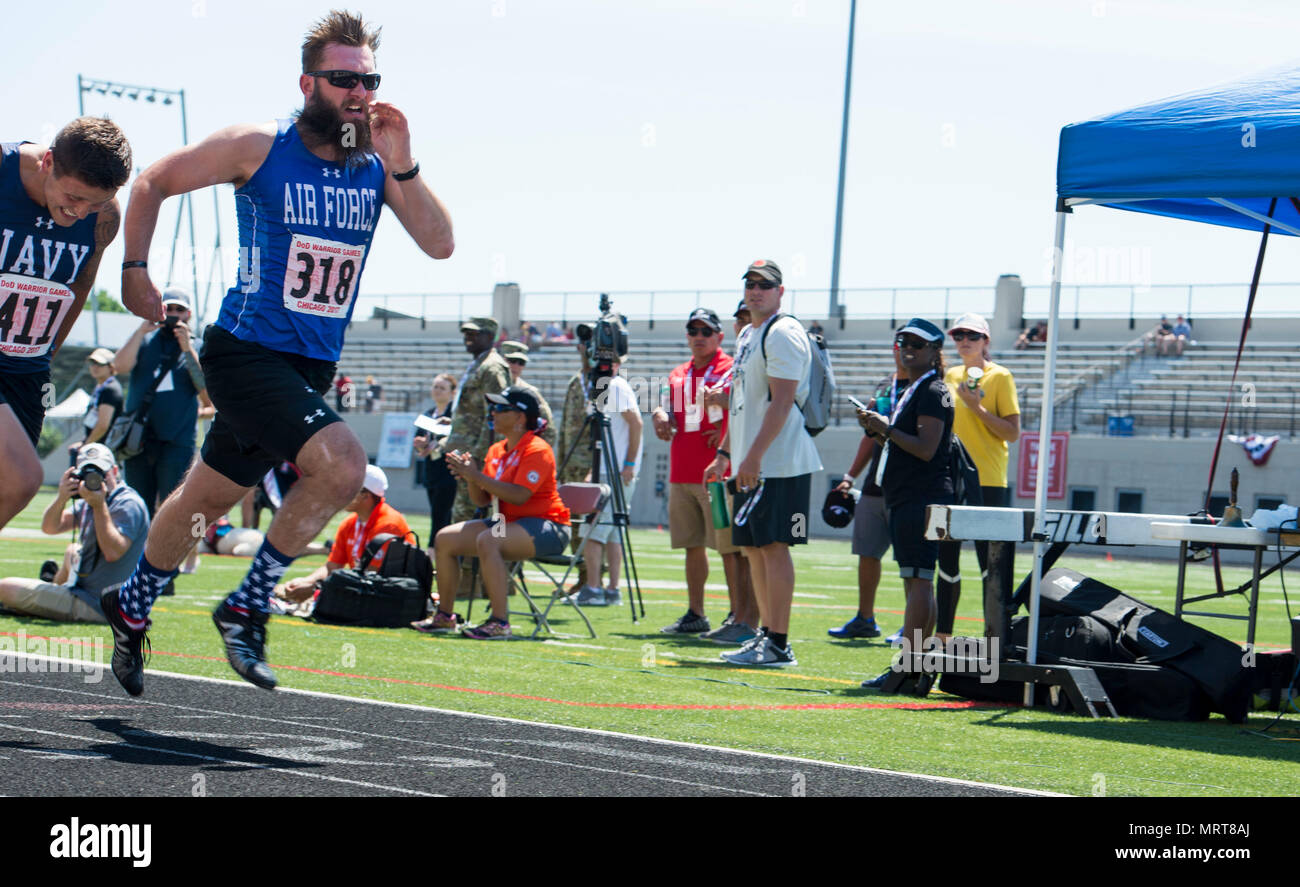 Us Air Force veteran Justin Fuchs, ein ehemaliger Tactical Air Control Truppe von Lake City, Minn., überquert den finshline während der 100 Meter dash Teil der Veranstaltung bei Lane Technical College vorbereitenden High School, Chicago, Illinois, während der 2017 Krieger Spiele, 2. Juli 2017. Adaptive sports bieten einzigartige Möglichkeiten für die Athleten zu heilen und Vertrauen und Zweck wieder, während die Krieger Spiele eine Möglichkeit, die Bemühungen und das Engagement für die Heilung Feiern bieten. Fuchs ist auch Mitglied von Team Luftwaffe Radfahren, Schießen und Feld Mannschaften, die in den Spielen. (U.S. Air Force Foto von Personal S Stockfoto