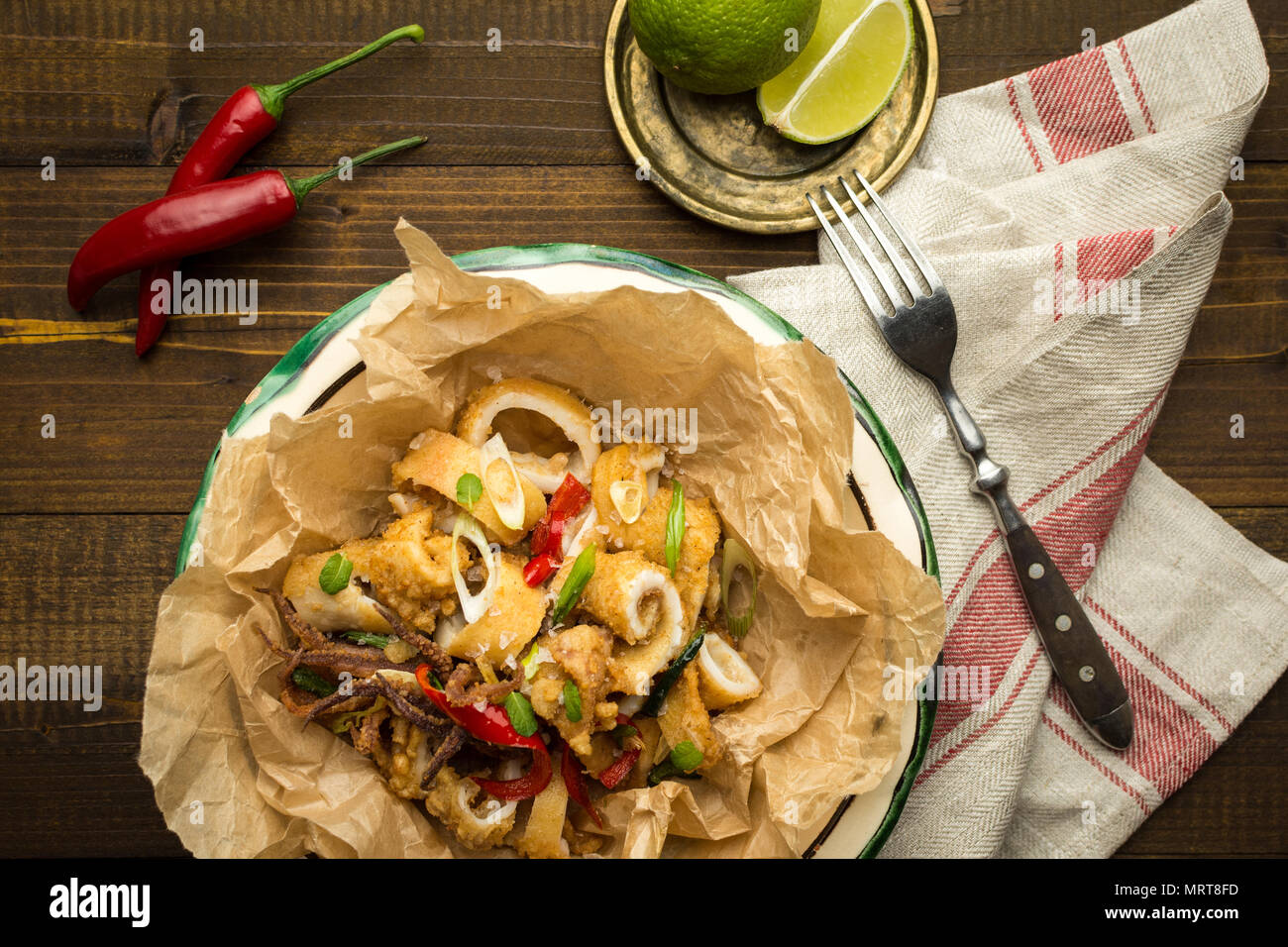 Gebratene Tintenfische mit Chili und Minze Stockfoto