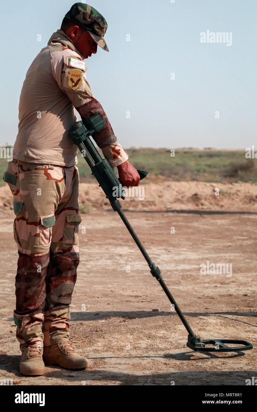 Der irakische Armeesoldat führt am 2. Juli 2017 eine Minendetektion mit einem Vallon-Metalldetektor im Besmaya Range Complex im Irak durch. Kombinierte Gemeinsame Task Force – Operation inhärente Entschlossenheit überwacht Partnerkapazitätsmissionen, die irakische Truppen bei Operationen gegen ISIS in Irak und Syrien unterstützen. Das Archivbild zeichnet Feldanweisungen im Umgang mit explosionsgefährdeten Detektionsgeräten auf. Stockfoto