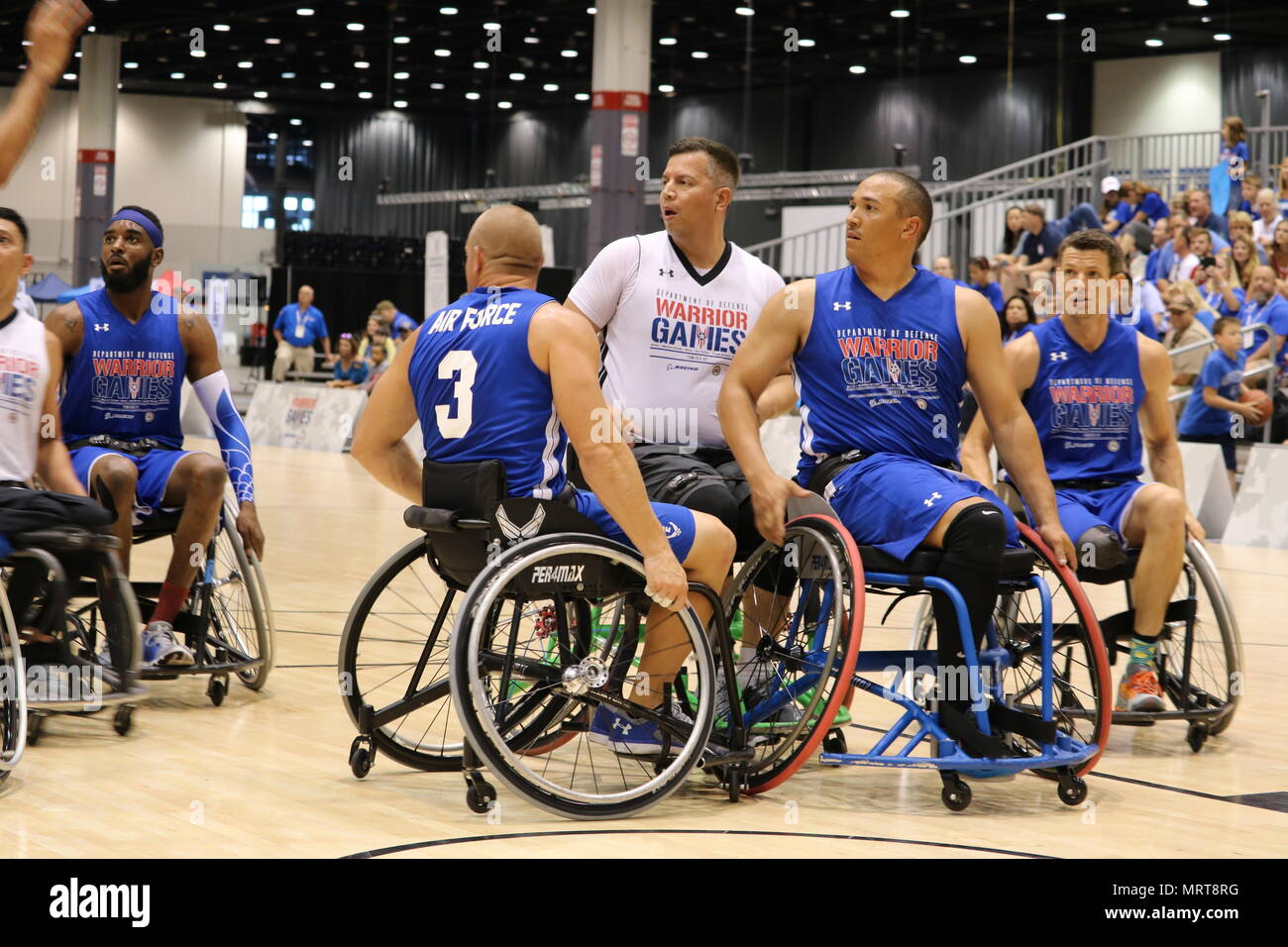 U.S. Army veteran Armando Gonzalez, San Antonio, Texas, sucht Zimmer in die Spur während der Rollstuhl Basketball Team Armee Match gegen Team Luftwaffe, 1. Juli, am McCormick Place Convention Center, Chicago, Illinois, an der Abteilung 2017 der Verteidigung Krieger spielen. Der DOD-Krieger Spiele sind eine adaptive Sport Wettbewerb für die Verwundeten, Kranken und Verletzten service Mitglieder und Veteranen. Rund 265 Athleten aus Teams aus der Armee, Marine Corps, Navy, Air Force Special Operations Command, Vereinigtes Königreich Streitkräfte, und die Australian Defence Force wird 30. Juni - 8. Juli in einer konkurrieren Stockfoto