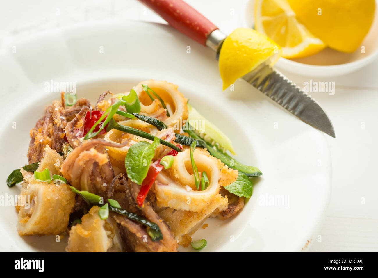 Frisch gebratenen Tintenfische, Chili und Minze auf weiße Platte Stockfoto