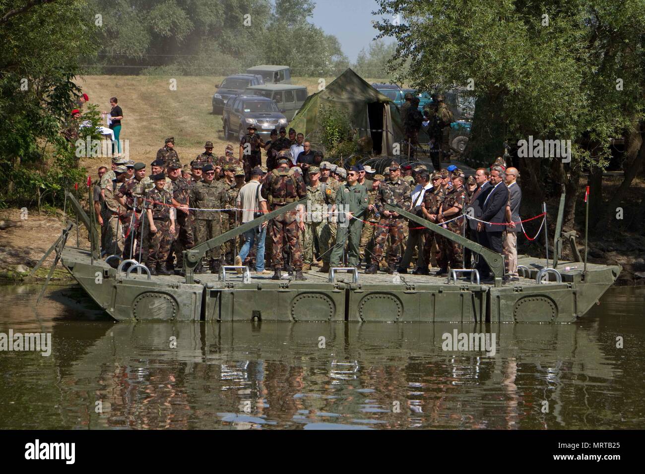 Verehrte Besucher aus mehreren Nationen nahmen an der Szentes Ax17 DV-Tag Juli 5, 2017 Mosoni-Duna Fluss in Györ, Ungarn. Die multinationale Masse eingehalten taktische Bridging und Wasser überqueren, die von USA und ungarischen Soldaten durchgeführt. Stockfoto