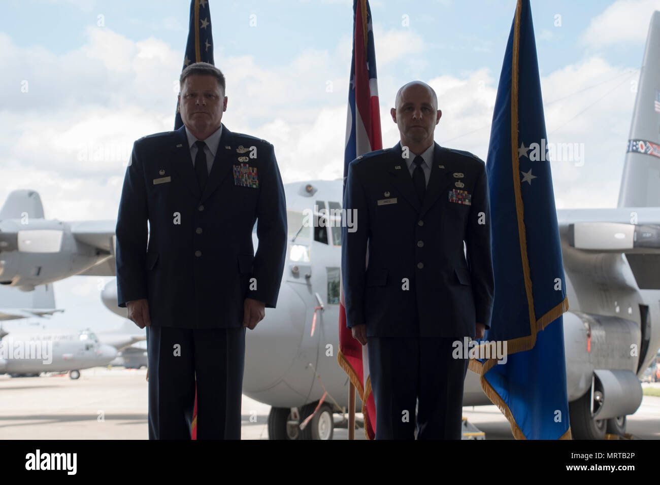 Eine Förderung Zeremonie für Oberst Kenneth Kmetz, die 179Th Maintenance Group Commander an der 179th Airlift Wing, Mansfield, Ohio, wurde am 18. Juni 2017 statt. (Air National Guard Foto von Airman 1st Class Megan Shepherd/Freigegeben) Stockfoto