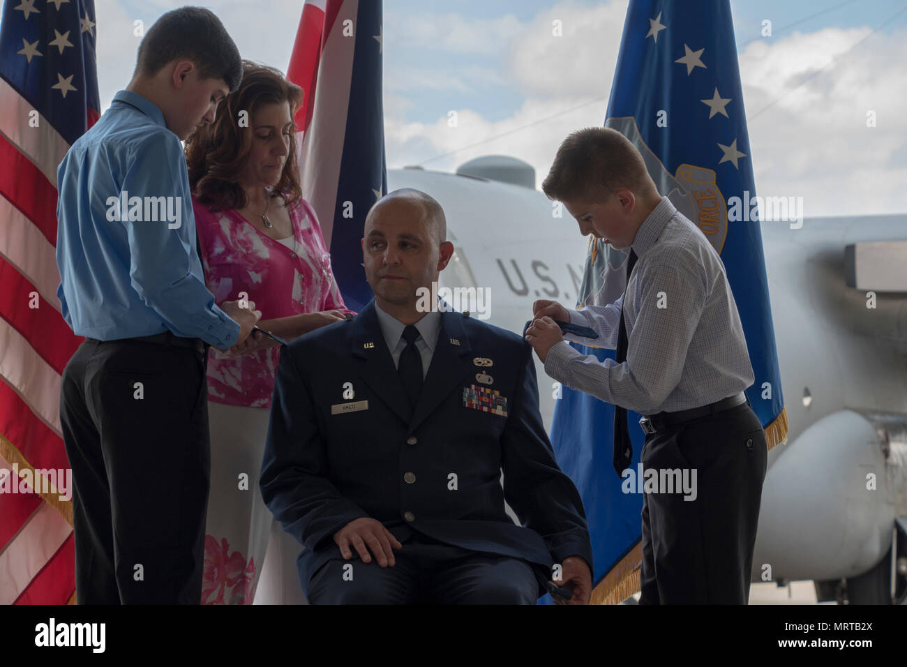 Eine Förderung Zeremonie für Oberst Kenneth Kmetz, die 179Th Maintenance Group Commander an der 179th Airlift Wing, Mansfield, Ohio, wurde am 18. Juni 2017 statt. Seine Frau und seine beiden Söhne auf seinen neuen Rang während der Zeremonie festgesteckt. (Air National Guard Foto von Airman 1st Class Megan Shepherd/Freigegeben) Stockfoto