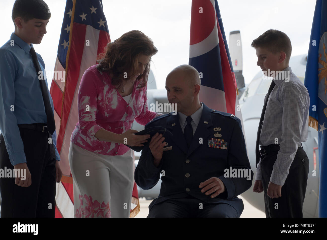 Eine Förderung Zeremonie für Oberst Kenneth Kmetz, die 179Th Maintenance Group Commander an der 179th Airlift Wing, Mansfield, Ohio, wurde am 18. Juni 2017 statt. Seine Frau und seine beiden Söhne auf seinen neuen Rang während der Zeremonie festgesteckt. (Air National Guard Foto von Airman 1st Class Megan Shepherd/Freigegeben) Stockfoto