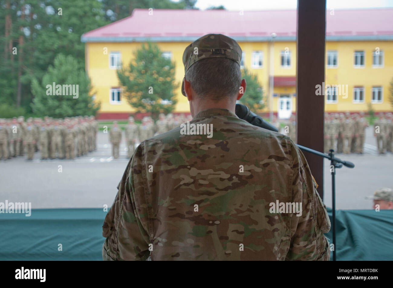 Colonel Elmer Holt, Stabschef der Gemeinsame Multinationale Ausbildung Group-Ukraine und der US Army 45th Infantry Brigade Combat Team, Adressen der Ukraine 1 Airmobile Bataillon, 79 Air Assault Brigade während einer Abschlussveranstaltung markiert das Ende der 55-tägigen Ausbildung Zyklus am Yavoriv Combat Training Center auf dem internationalen Friedens und der Sicherheit, in der Nähe der Yavoriv, der Ukraine, der am 3. Juli. Yavoriv CTC Personal, zusammen mit Mentoren aus 45 der US-Armee IBCT, führte die Ausbildung von Soldaten aus dem 1 Mrd., 79. regt., bei der die Drehung des Bataillon durch die YAVORIV CTC. Die Stockfoto