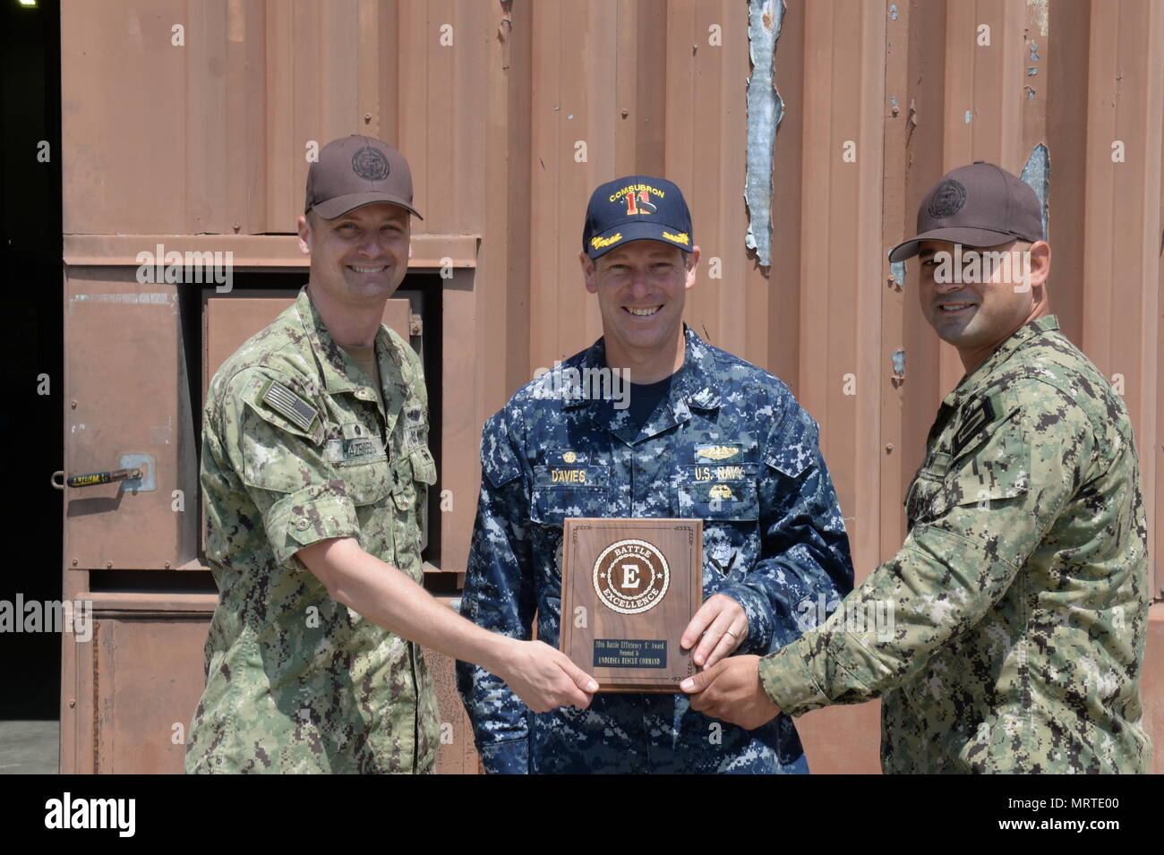 170630-N-HF 252-0037 SAN DIEGO (30. Juni 2017) Kapitän Brian Davies, Mitte, kommandierender Offizier der Commander, Submarine Squadron 11, präsentiert Cmdr. Markieren Hazenberg, kommandierender Offizier der unterseeischen Rescue Befehl und der Master Chief Hospital Corpsman Francisco Lazarin, Senior Eingetragen von Urc mit der Schlacht Wirksamkeit Award auf die Naval Air Station North Island, 30. Juni, 30. Die Schlacht Wirksamkeit Auszeichnung würdigt nachhaltiges überlegene Leistung in einem operationellen Umfeld. Ein Befehl muss die hervorragende Leistung in Zertifizierungen und Qualifizierungen innerhalb Ihrer Organisation zu erreichen. Stockfoto