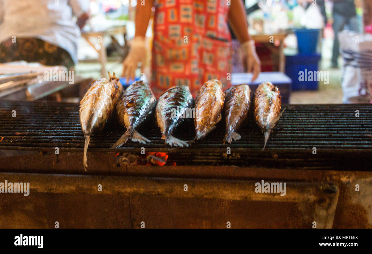 Grill Fische in den traditionellen Markt, Krabi-Thailand Stockfoto