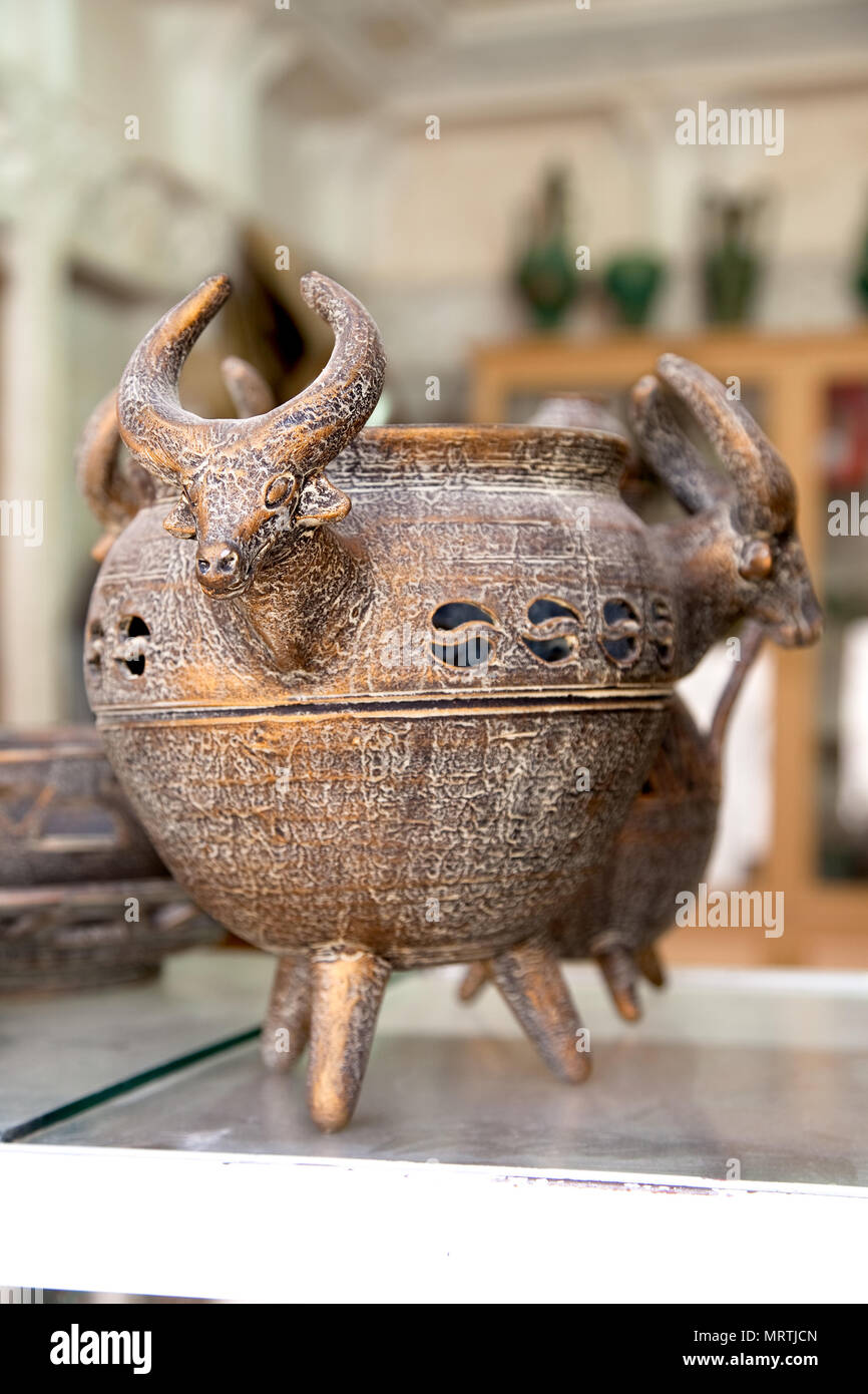 Alte persische Vintage Bronze, Messing Schale mit Kuh Ornamente, Iran Stockfoto