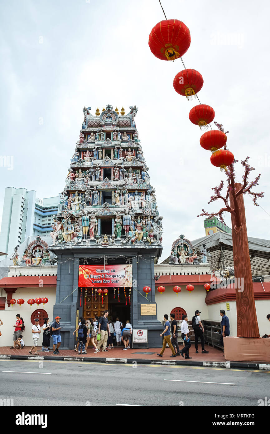 PAGODA STREET, Singapur - 20 Jan, 2017: Pagode auf dem Tor von Sri Mariamman Tempel, Dieses hinduistische Tempel ist neary die chinesische Tempel - Buddha Zahn Reli Stockfoto