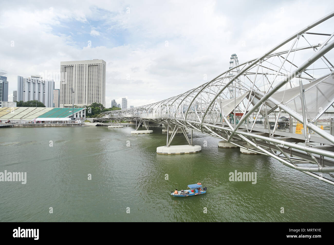 MARINA BAY, Singapore - Jan 20, 2017: Landschaft von Helix Brücke nahe der Marina Bay Sands. Helix Bridge ist eine berühmte Szene von Singapur Reisen des Stockfoto