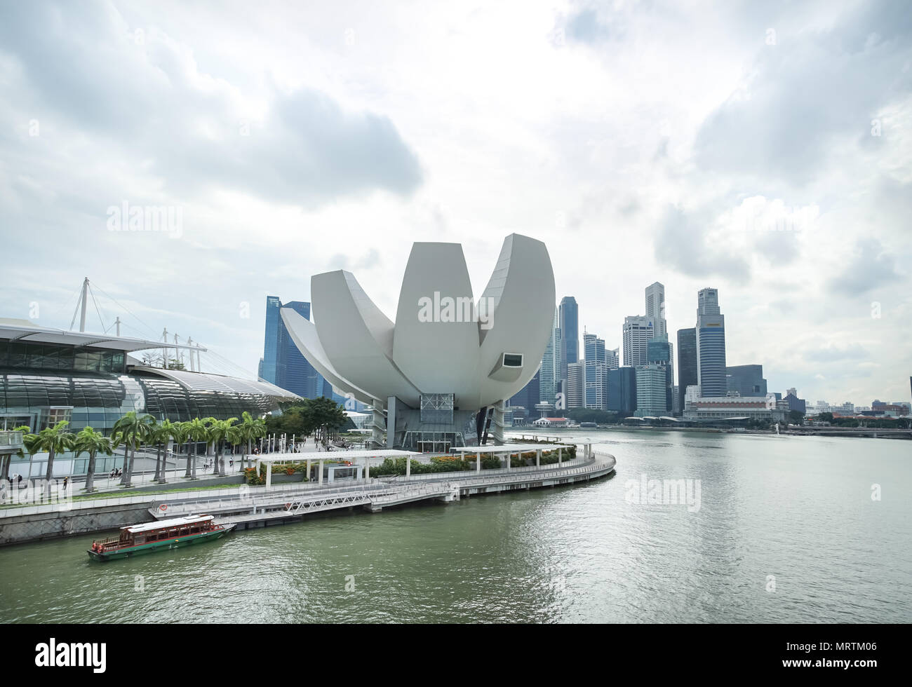 MARINA BAY, Singapore - Jan 20, 2017: Landschaft von ArtScience Museum fast auf den Shoppes in Marina Bay Sands. ArtScience Museum ist eine berühmte Szene von Stockfoto