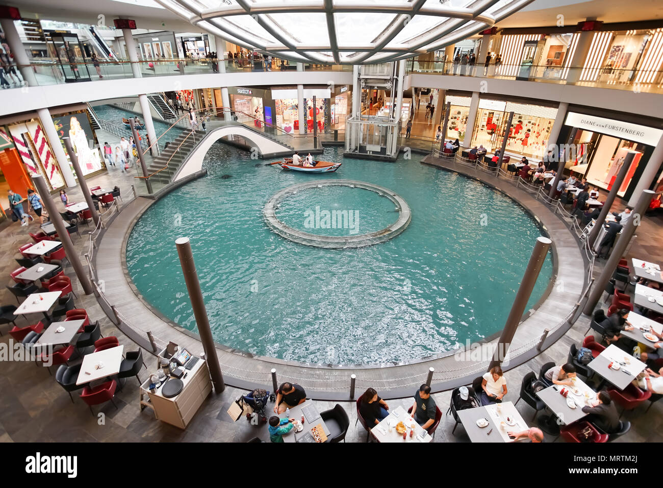 MARINA BAY, Singapore - Jan 20, 2017: Die Geschï¿½te an der Marina Bay Sands ist ein berühmtes Einkaufszentrum von Singapur Reiseziel. Stockfoto