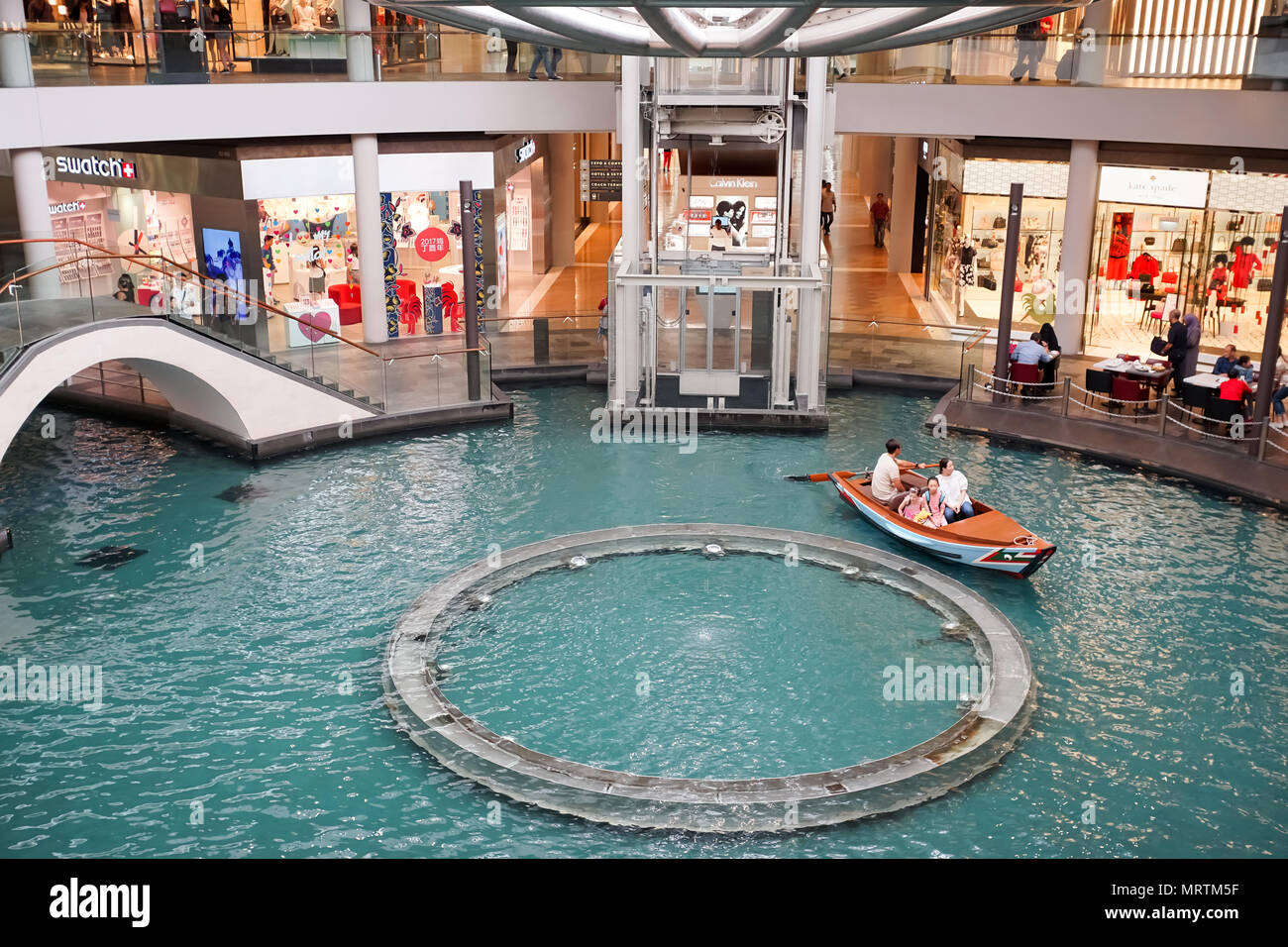 MARINA BAY, Singapore - Jan 20, 2017: Die Geschï¿½te an der Marina Bay Sands ist ein berühmtes Einkaufszentrum von Singapur Reiseziel. Stockfoto