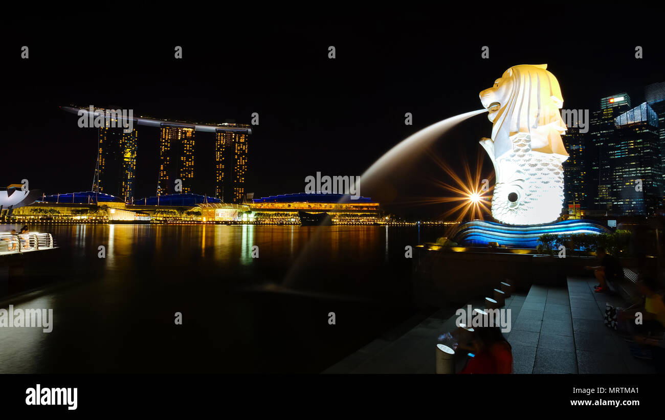 MARINA BAY, Singapore - Jan 20, 2017: Night Shot schöne Landschaft an der Marina Bay, Merlion und Marina Bay Sands. Stockfoto