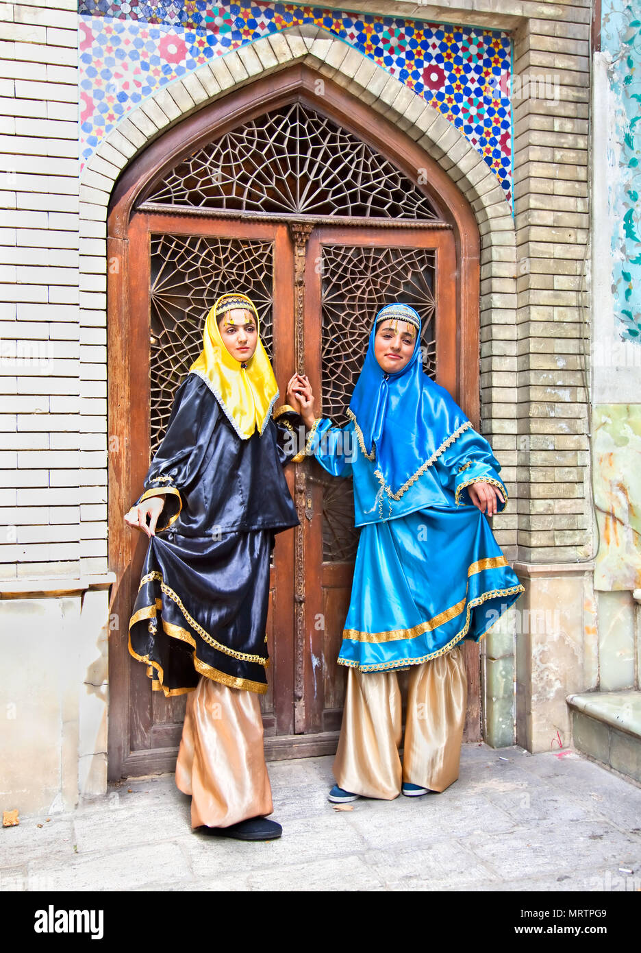 Traditionelle Kleidung junge muslimische Frauen, Teheran, Iran Stockfoto