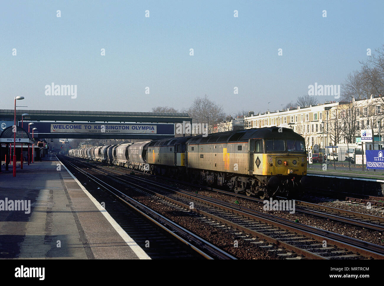 Ein paar der Klasse 47 Diesellokomotiven Nummern 47298 'Pegasus' und 47330 doppelte überschrift eine "connectrail "Fracht am Kensington Olympia am 10. März 1997. Stockfoto