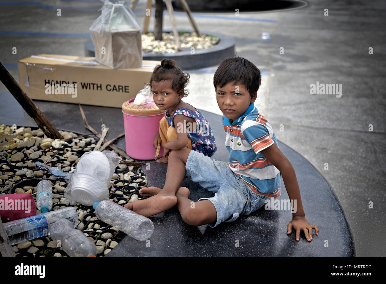 Thailand Kinder zusammen spielen im Freien Stockfoto
