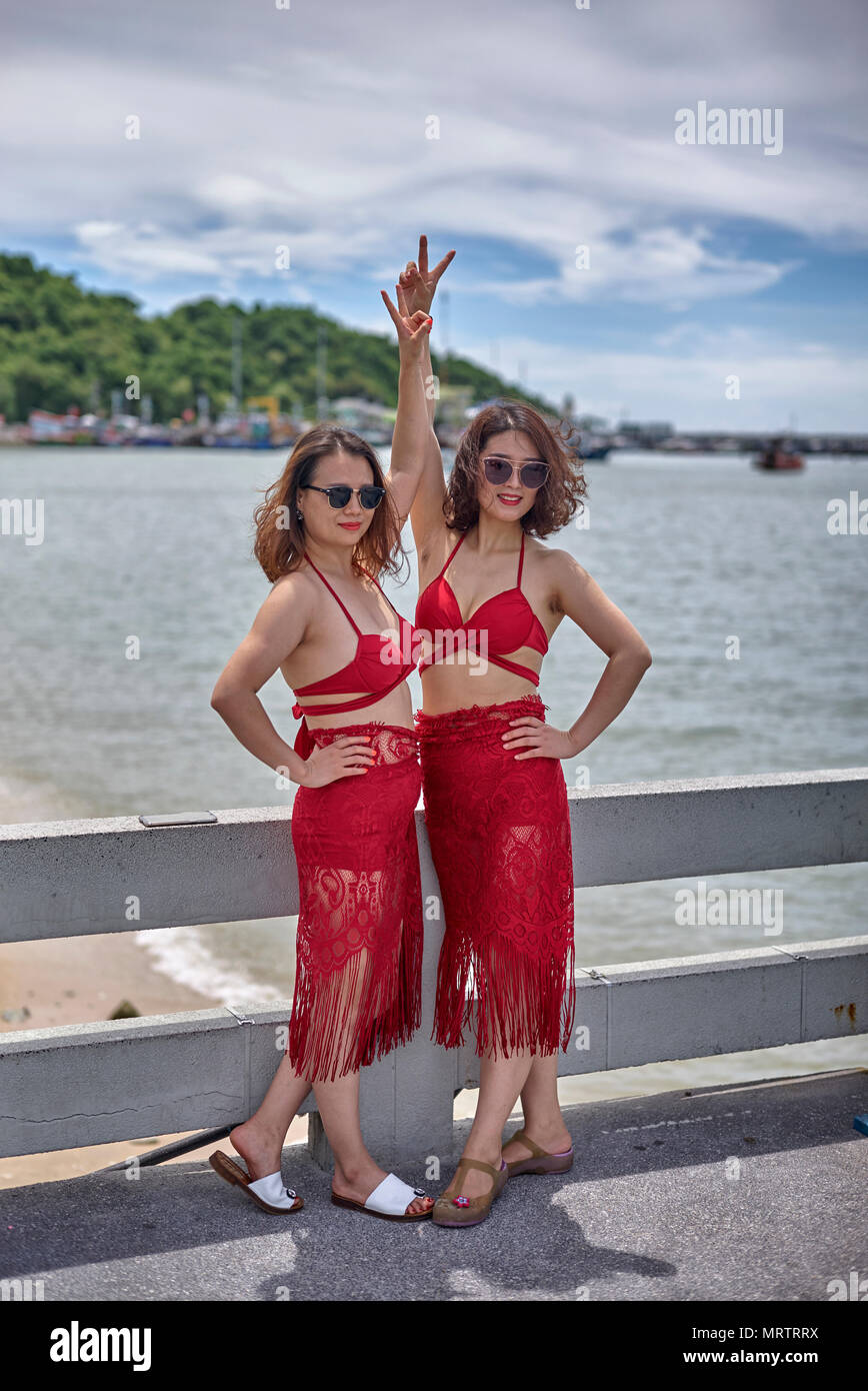 Zwei Frauen in roten Kleidern bekleidet. Thailand Südostasien Stockfoto