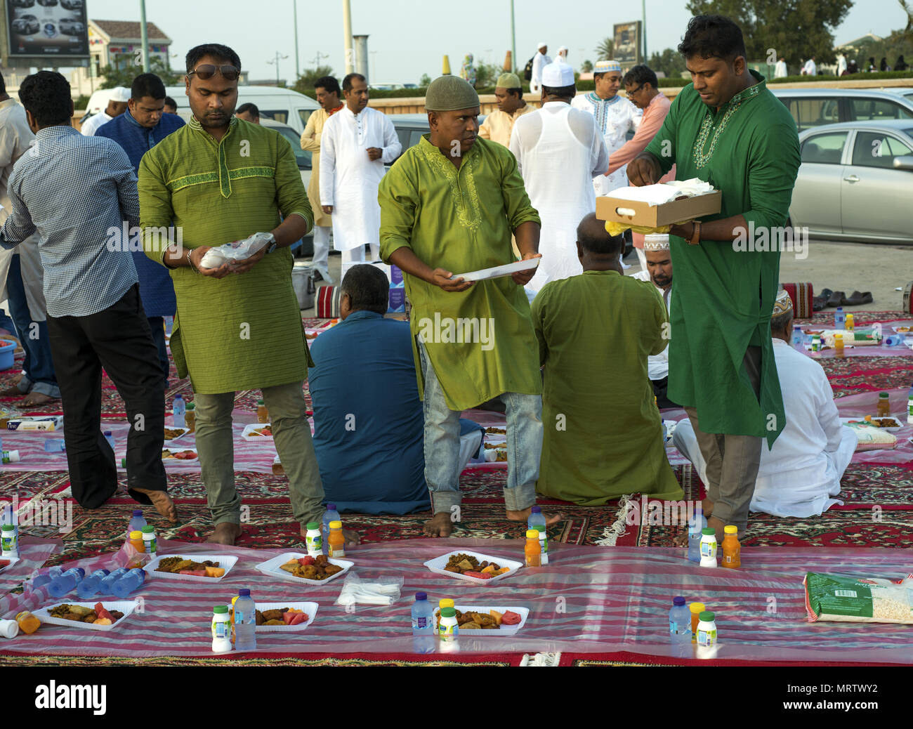 Bangladesch Pilger vorbereiten für Ramadan in Jeddah, Saudi-Arabien zu brechen Stockfoto
