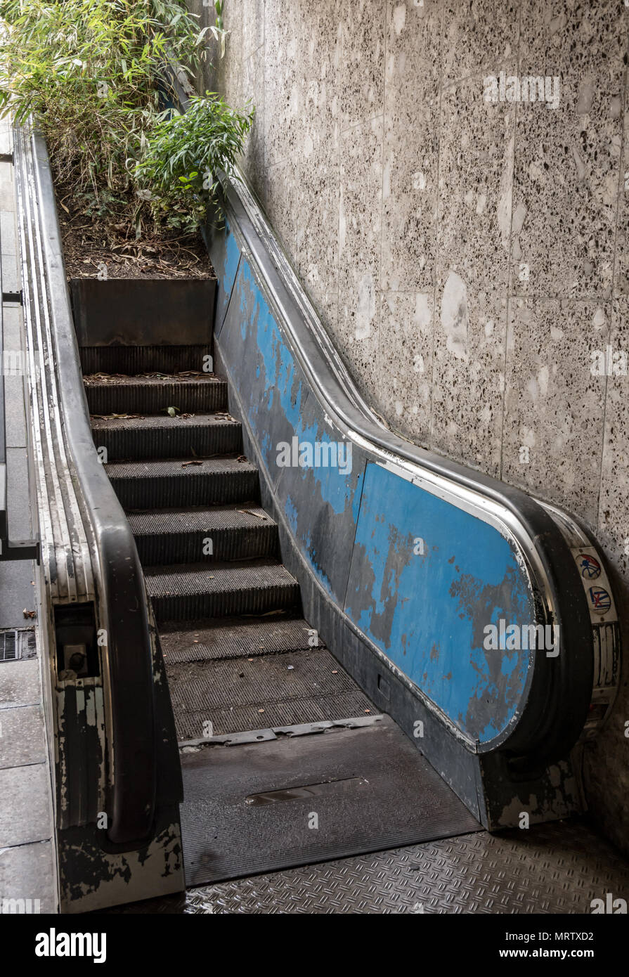 Lost Place mit verlassenen Rolltreppen Stockfoto